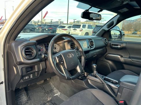 Used 2016 Toyota Tacoma TRD Sport image 10