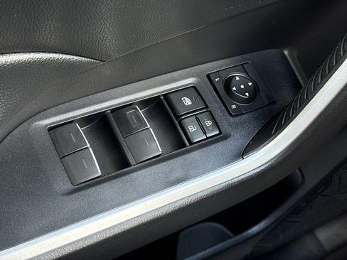 Used 2022 Toyota RAV4 XLE FWD image 16