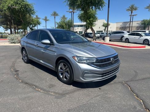 Used 2022 Volkswagen Jetta SE w/ Panoramic Sunroof Package image 3