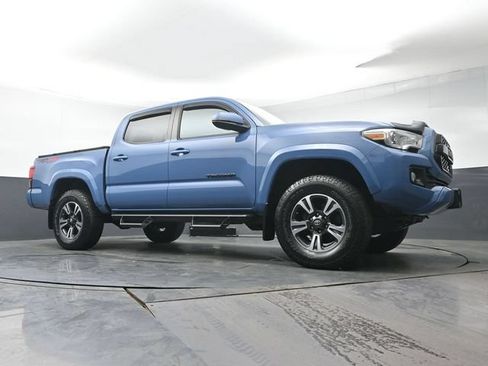 Used 2019 Toyota Tacoma TRD Sport AWD/4WD image 29