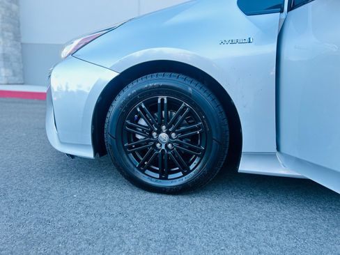 Used 2017 Toyota Prius Two w/ Preferred Accessory Package FWD image 13