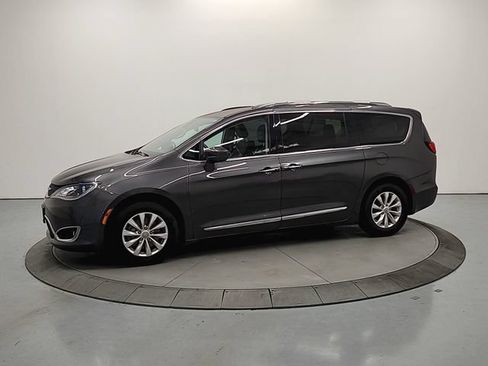 Used 2018 Chrysler Pacifica Touring-L FWD image 5