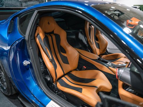 Used 2018 Ferrari 812 Superfast RWD image 34