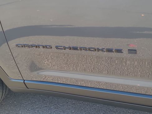 New 2025 Jeep Grand Cherokee Altitude image 15