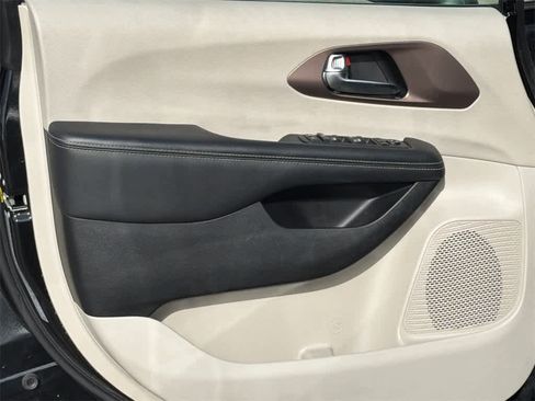 Used 2023 Chrysler Voyager LX image 11