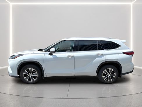 Used 2022 Toyota Highlander XLE AWD/4WD image 2