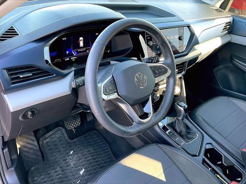 Used 2023 Volkswagen Taos SE w/ Panoramic Sunroof Package image 17