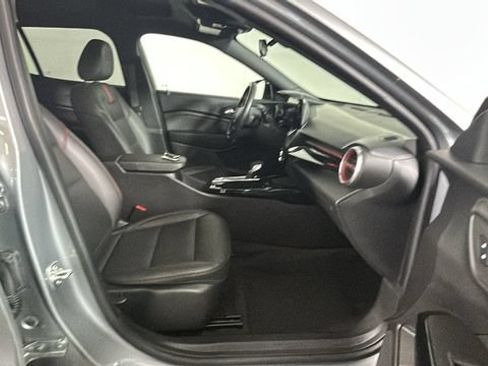 Used 2024 Chevrolet Trax RS w/ Sunroof Package FWD image 31