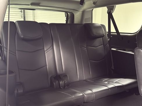 Used 2019 Cadillac Escalade ESV Premium Luxury image 17