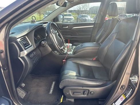 Used 2019 Toyota Highlander XLE image 3