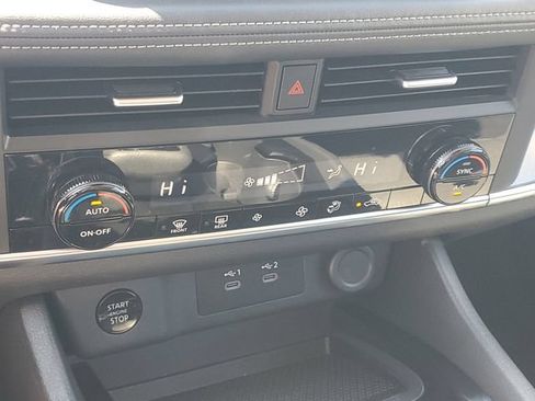 Used 2025 Nissan Rogue SV FWD image 32