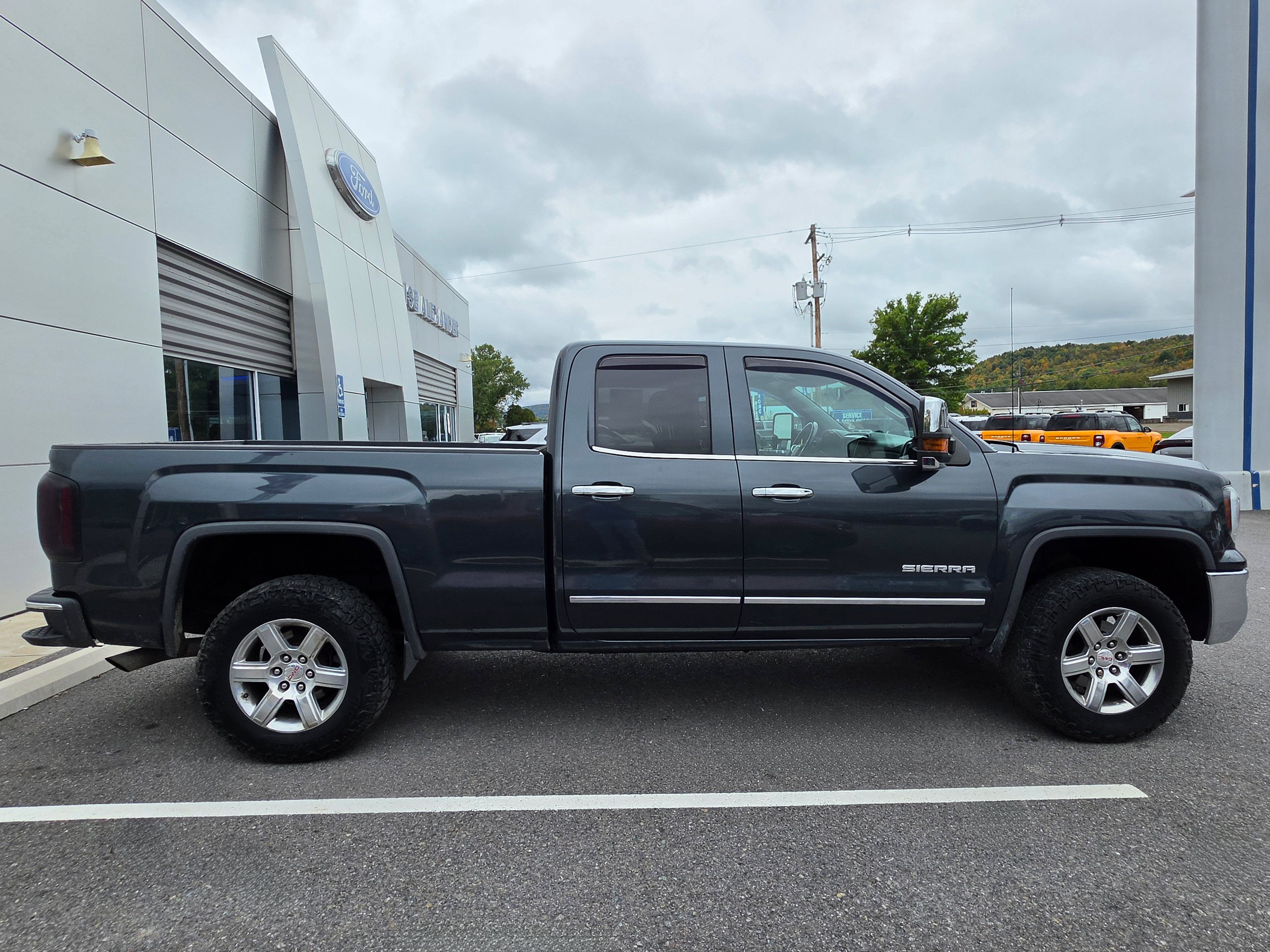Used 2017 GMC Sierra 1500 SLT w/ SLT Premium Package AWD/4WD image 2