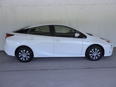 Used 2019 Toyota Prius LE AWD/4WD image 4