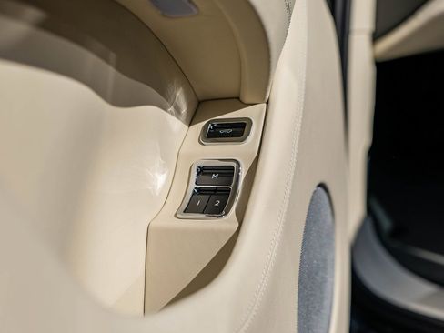 Used 2025 Bentley Bentayga image 30