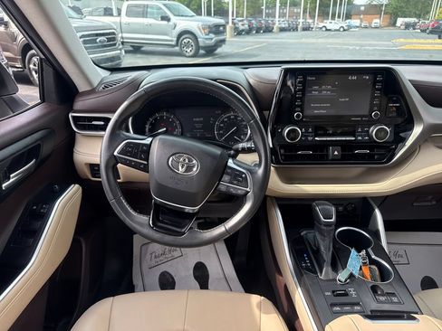 Used 2020 Toyota Highlander XLE AWD/4WD image 20