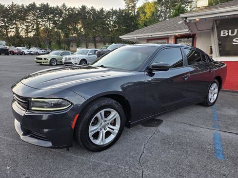 Used 2018 Dodge Charger SXT RWD image 2