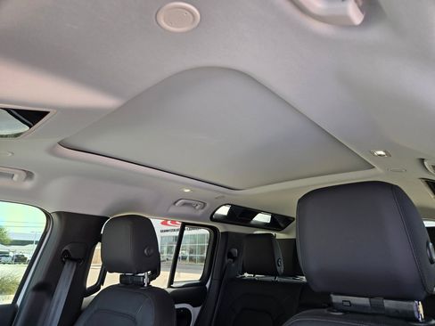 Used 2025 Land Rover Defender 110 S image 14