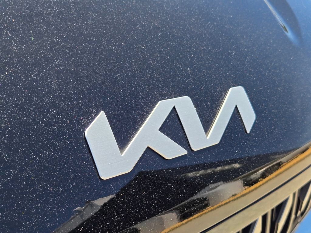 Certified 2025 Kia Carnival FWD image 5