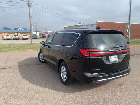 Used 2025 Chrysler Pacifica Select image 5