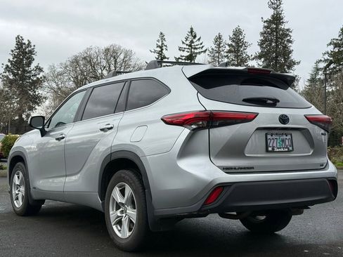 Used 2023 Toyota Highlander LE image 3