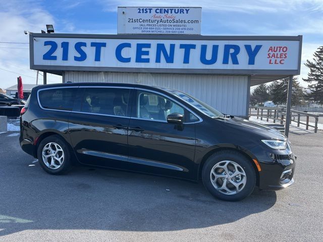 Used 2024 Chrysler Pacifica Limited FWD image 1