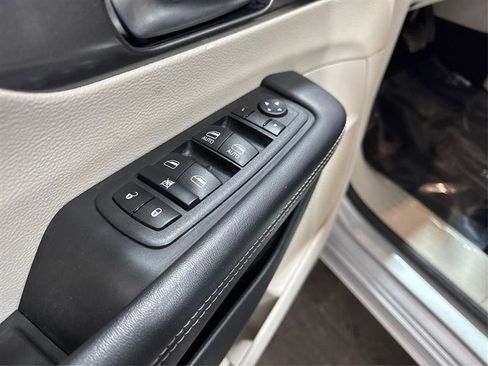 Used 2023 Chrysler Pacifica Touring-L image 30