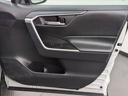 Used 2025 Toyota RAV4 XLE FWD image 22