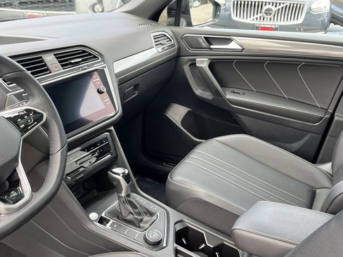 Used 2022 Volkswagen Tiguan SE R-Line image 16