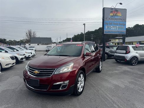 Used 2017 Chevrolet Traverse LT w/ Style and Technology Package image 2