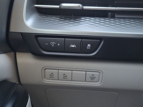 Used 2022 Kia Carnival LX image 18