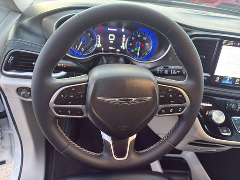 Used 2024 Chrysler Pacifica Touring-L FWD image 15