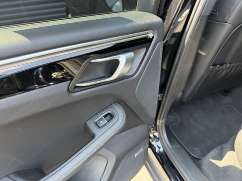 Used 2021 Porsche Macan AWD/4WD image 21