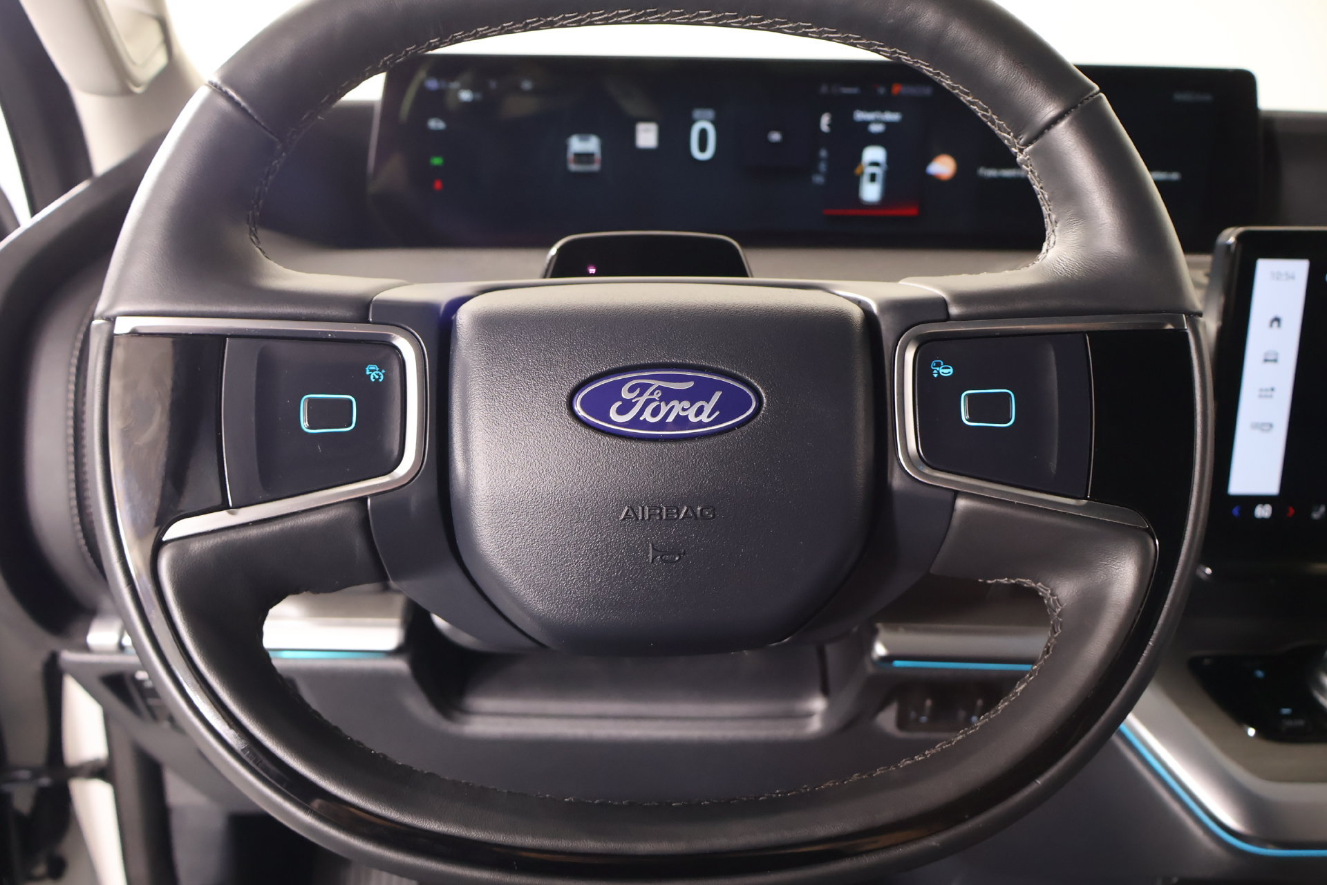 Used 2025 Ford Expedition Platinum w/ Driver's Package AWD/4WD image 3