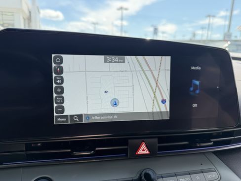 Certified 2025 Hyundai Elantra Limited FWD image 32