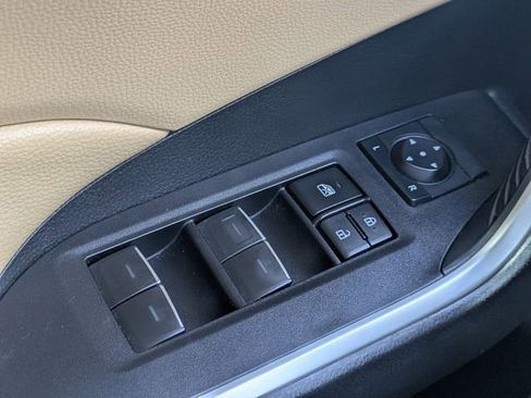 Used 2022 Toyota RAV4 XLE w/ Convenience Package FWD image 22