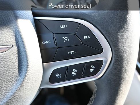 Used 2024 Chrysler Pacifica Touring-L image 13