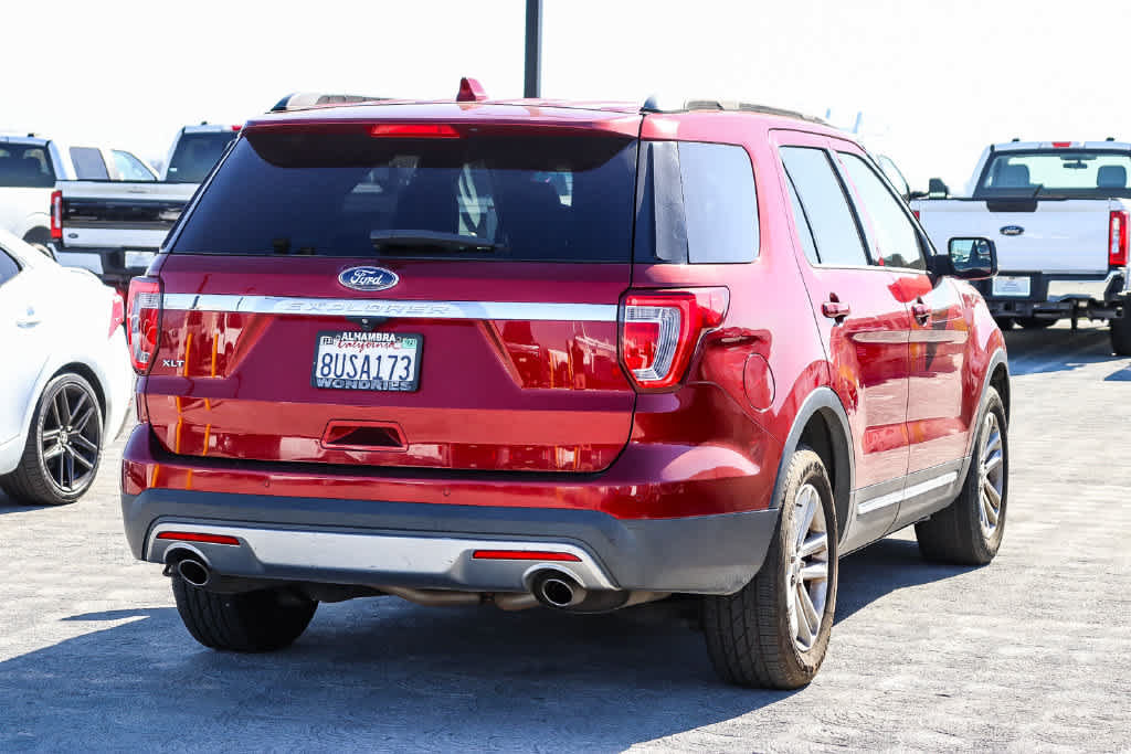 Used 2017 Ford Explorer XLT FWD image 4