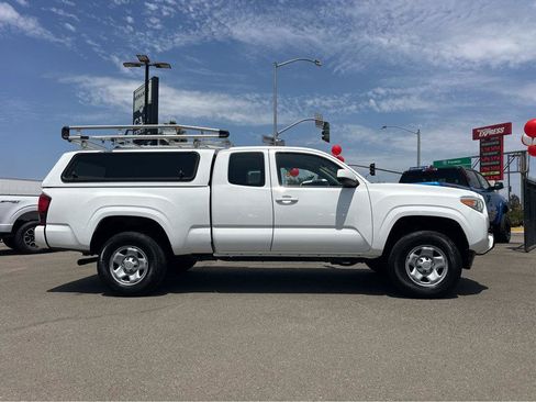 Used 2018 Toyota Tacoma SR RWD image 40