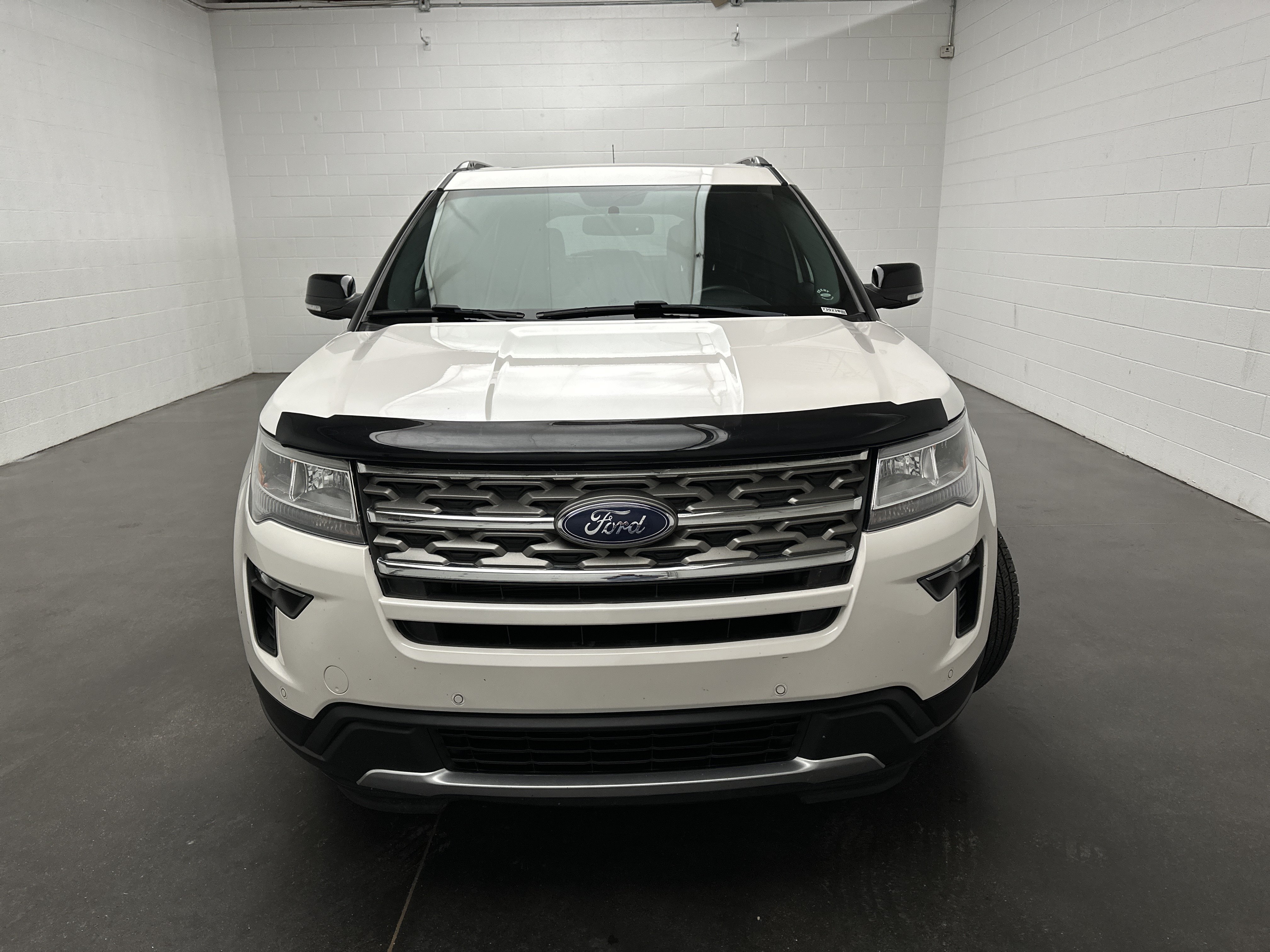 Used 2018 Ford Explorer XLT w/ Equipment Group 202A AWD/4WD image 4
