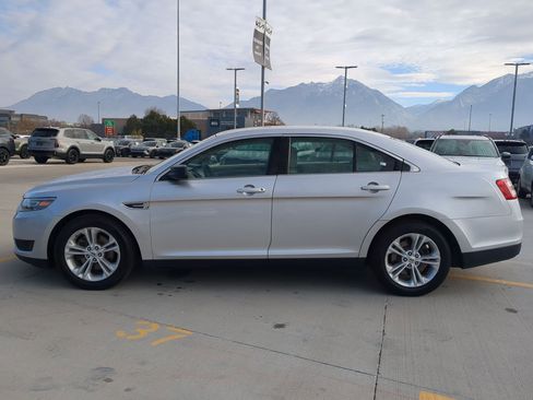 Used 2015 Ford Taurus SE image 2