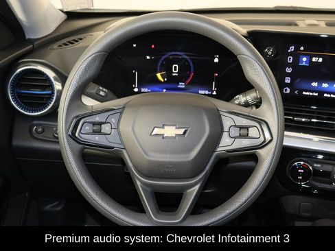 Used 2025 Chevrolet Trax LT FWD image 7
