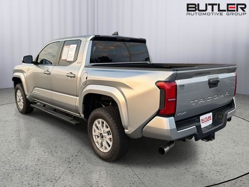 Certified 2024 Toyota Tacoma SR5 AWD/4WD image 4
