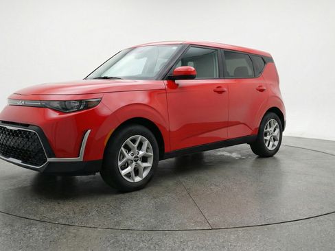 Used 2025 Kia Soul LX w/ LX Technology Package FWD image 3