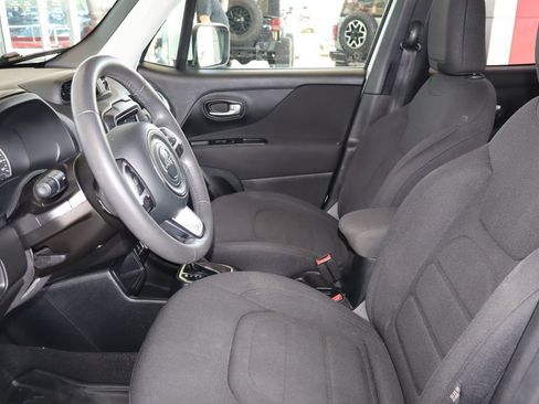 Used 2019 Jeep Renegade Latitude FWD image 15