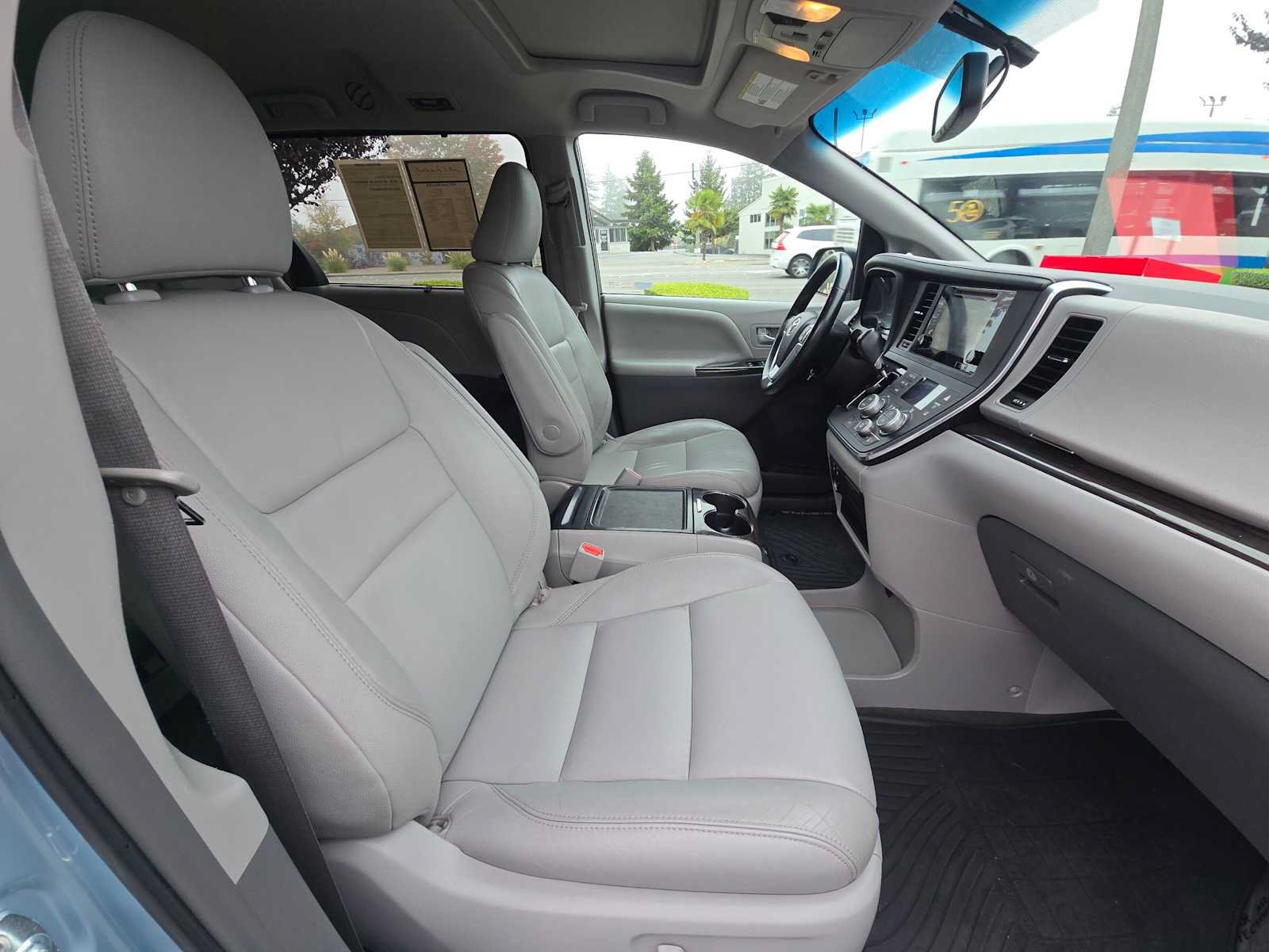 Used 2016 Toyota Sienna XLE w/ XLE Navigation Package FWD image 11