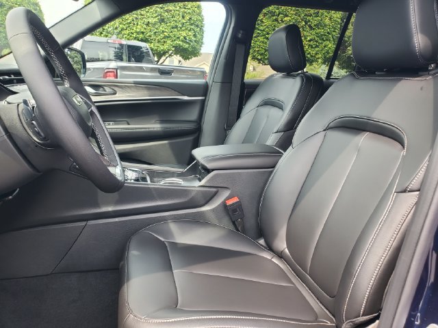 Used 2026 Jeep Grand Cherokee Limited AWD/4WD image 5