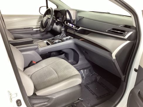 Used 2024 Toyota Sienna LE FWD image 40