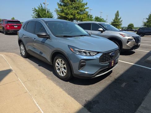 Used 2023 Ford Escape Active w/ Tech Pack #1 FWD image 3