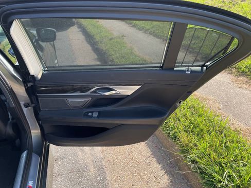 Used 2016 BMW 750i image 31