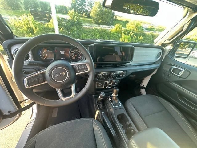 Used 2025 Jeep Wrangler Unlimited Sahara AWD/4WD image 39